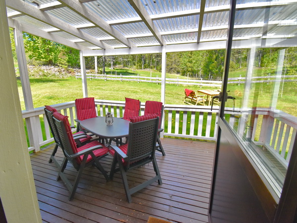 Wohnzimmer mit Ausgang zur überdachten Terrasse