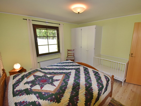Schlafzimmer mit Doppelbett im Erdgeschoss (+ Kinderbett)