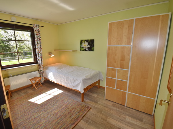 Schlafzimmer mit zwei Einzelbetten im Erdgeschoss