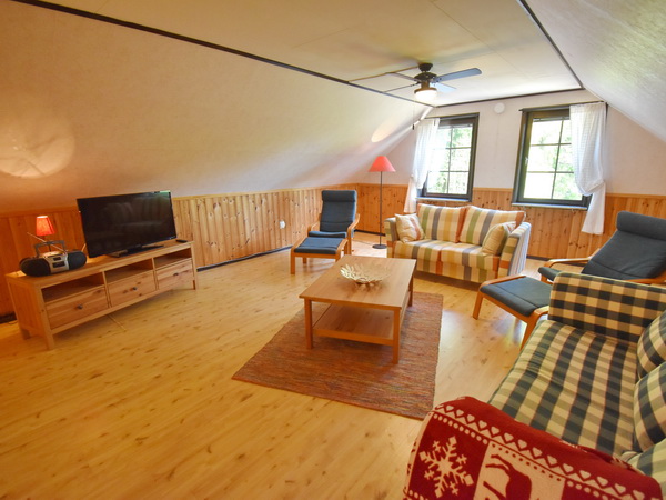 zweites Wohnzimmer im Obergeschoss (mit deutschem Sat-TV und Schlafsofa)