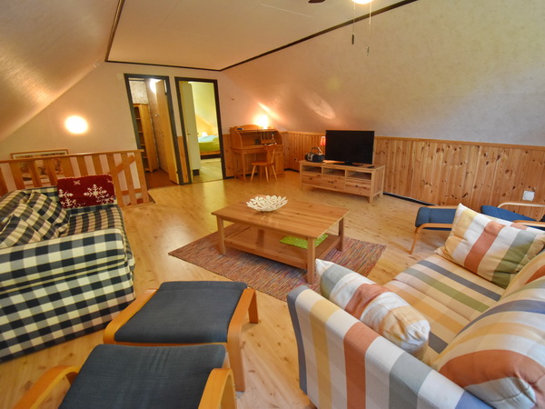 zweites Wohnzimmer im Obergeschoss (mit deutschem Sat-TV und Schlafsofa)