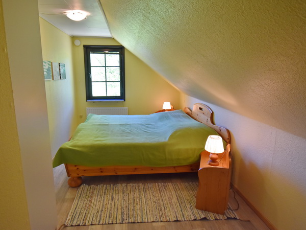Schlafzimmer mit Doppelbett im Obergeschoss
