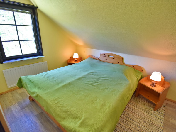 Schlafzimmer mit Doppelbett im Obergeschoss
