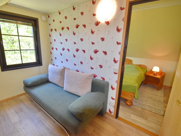 kleines Zimmer mit Sofa im Obergeschoss