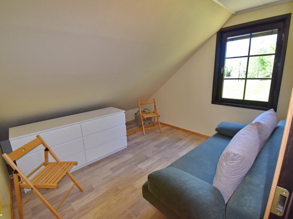 kleines Zimmer mit Sofa im Obergeschoss