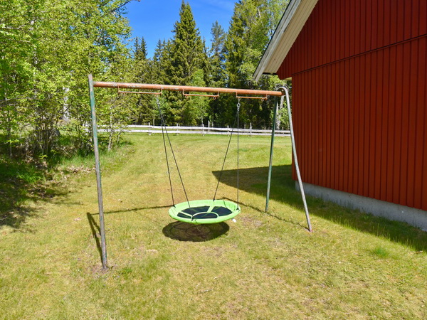 Schaukel neben dem Haus