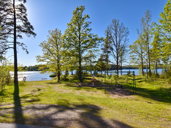 Spielplatz und Badestelle am See (nur 400 Meter vom Haus entfernt)