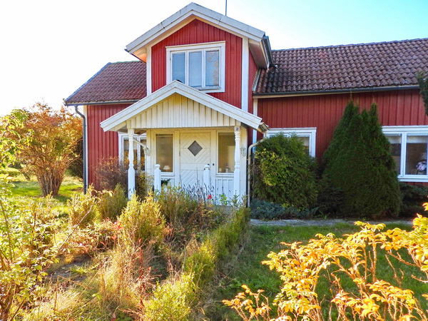 Rot-weißes Schwedenhaus in Ortsrandlage