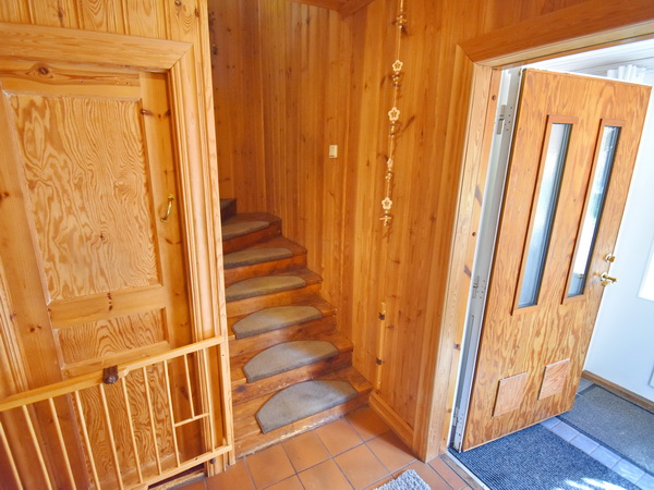 Flur mit Treppe ins Obergeschoss und Zugang zum Kellerraum