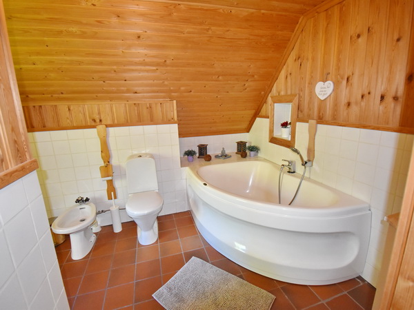 Badezimmer mit WC, Bidet und Badewanne im Obergeschoss