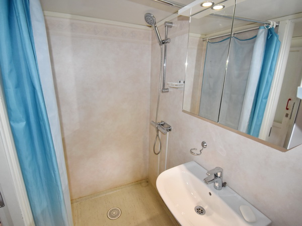 Badezimmer mit WC und Dusche