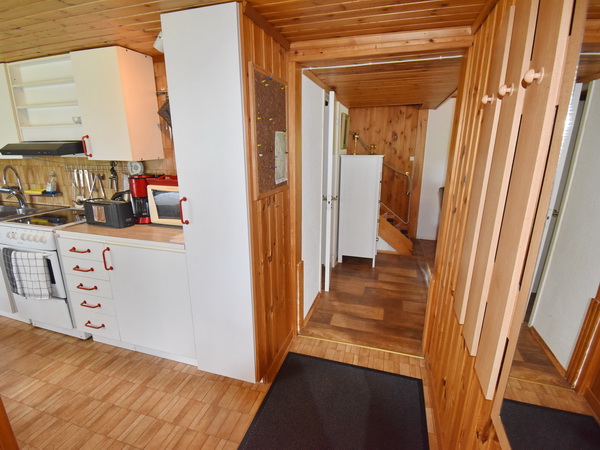 Blick aus der Küche/Flur in Richtung Wohnzimmer