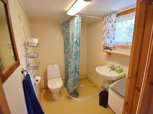 Badezimmer mit WC und Dusche (Gästehaus)