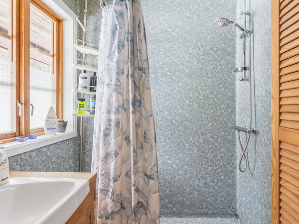 Badezimmer mit WC und Dusche