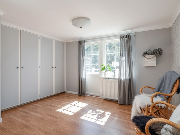 Schlafzimmer im Obergeschoss mit Ausgang zum Balkon