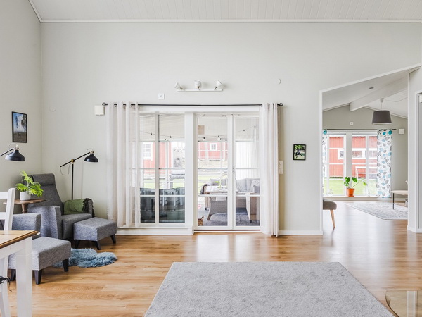 Blick zur verglasten Veranda und zum Wohnzimmer