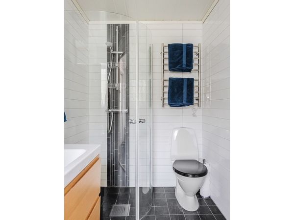 Badezimmer mit WC und Dusche