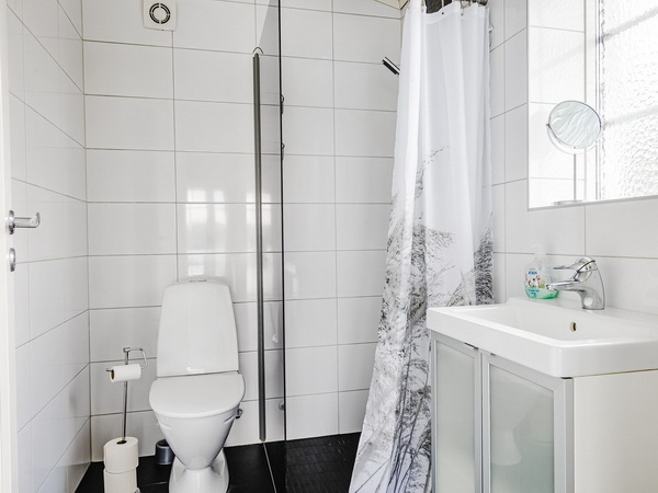 Gästehaus, Badezimmer mit WC und Dusche