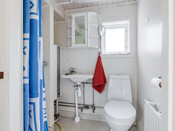 Badezimmer mit WC und Dusche