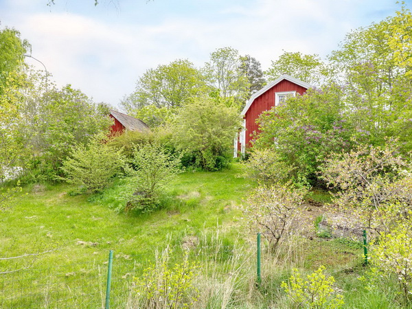 Blick aus dem Garten auf das Haus