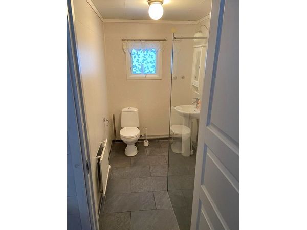 Badezimmer mit WC und Dusche