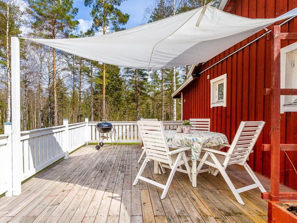 Terrasse neben dem Haus