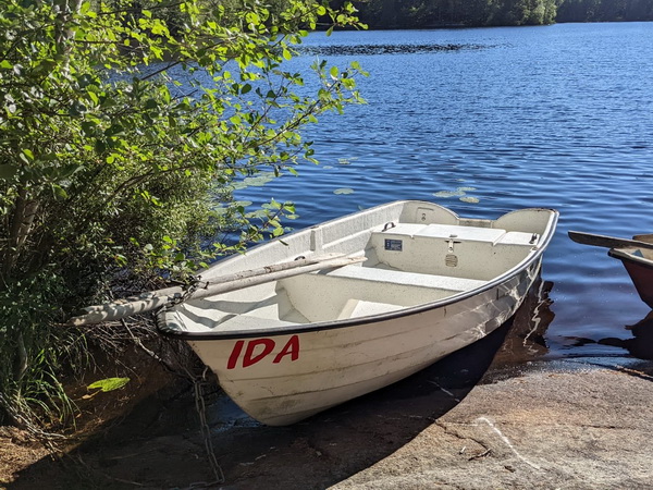 das hauseigene Ruderboot (im Verkauf inklusive)